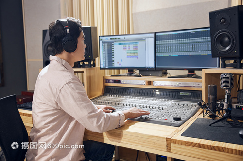 錄音棚調(diào)控室男性調(diào)音師辦公