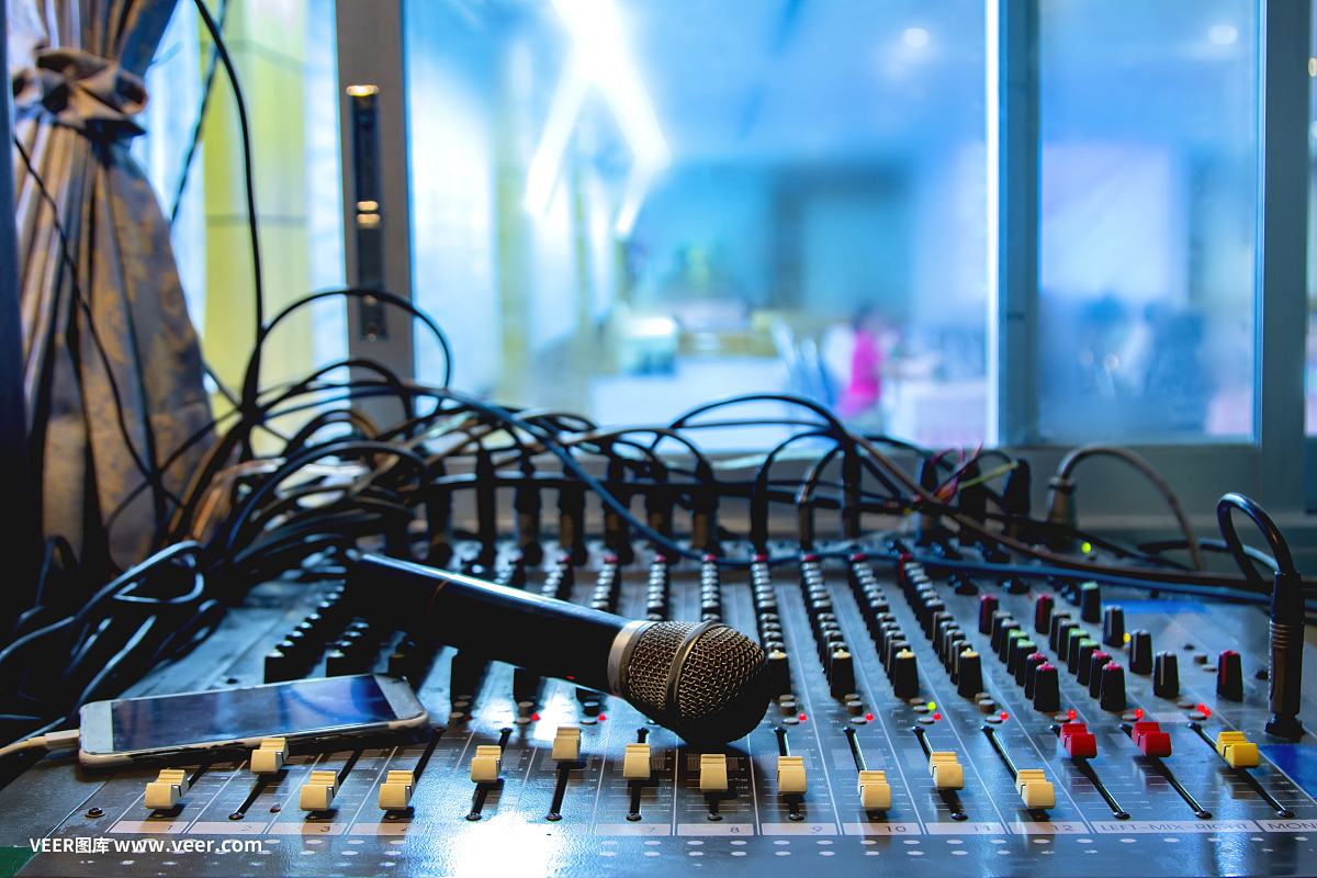 錄音室錄音師混音臺上的麥克風(fēng)。