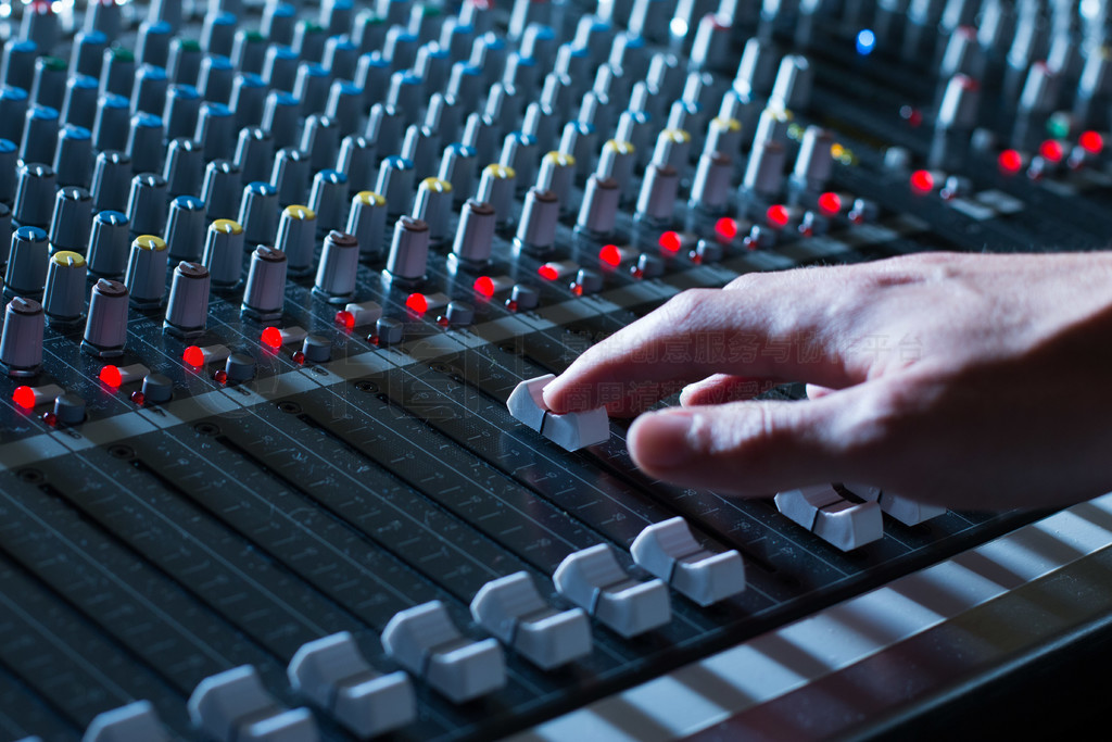 錄音室、調(diào)音臺的專業(yè)音樂制作生活方式免費下載_jpg格式_5472像素_編號43139870